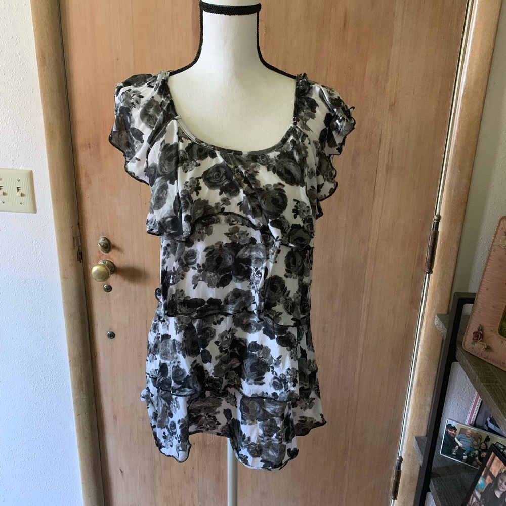XL black and white tiered top.